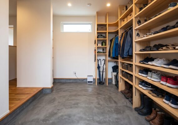 「靴が溢れる…」を解消！シューズインクローゼットの最適な広さと棚の配置